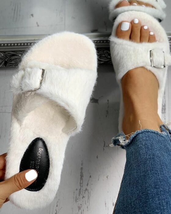 pantuflas de peluche estilo huarache en color blanco