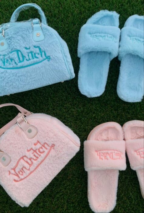 pantuflas de peluche combinadas con bolsas del mismo color