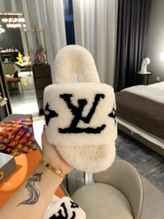 pantuflas de peluche marca Luis Vuiton