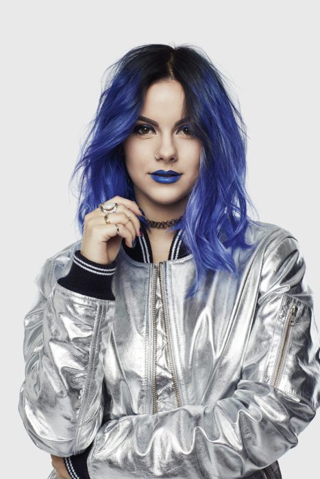 cabello azul rey; Ideas para un cabello neón