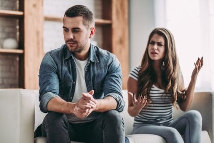 Pareja de novios discutiendo