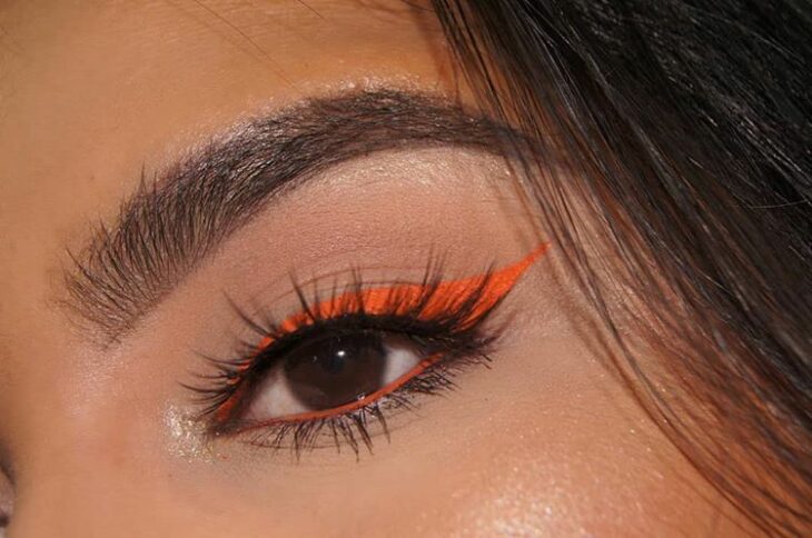 delineado 'winged' naranja neón