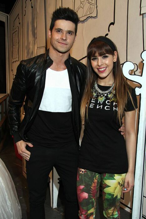 Eleazar Gómez junto a la cantante Danna Paola 