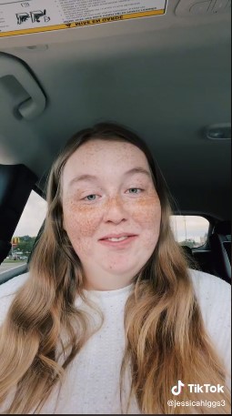 Chica contando en un video cómo salvó la vida de un cliente 