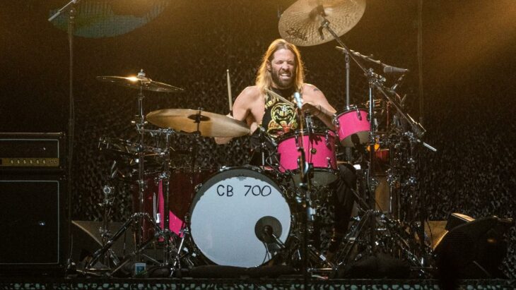 Taylor Hawkins tocando la batería en un escenario