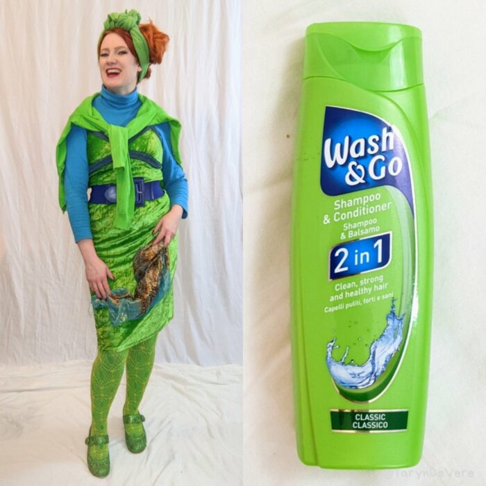 mujer vestida de botella de shampoo 
