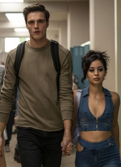 Jacob Elordi y Alexa Demie caminando de la mano