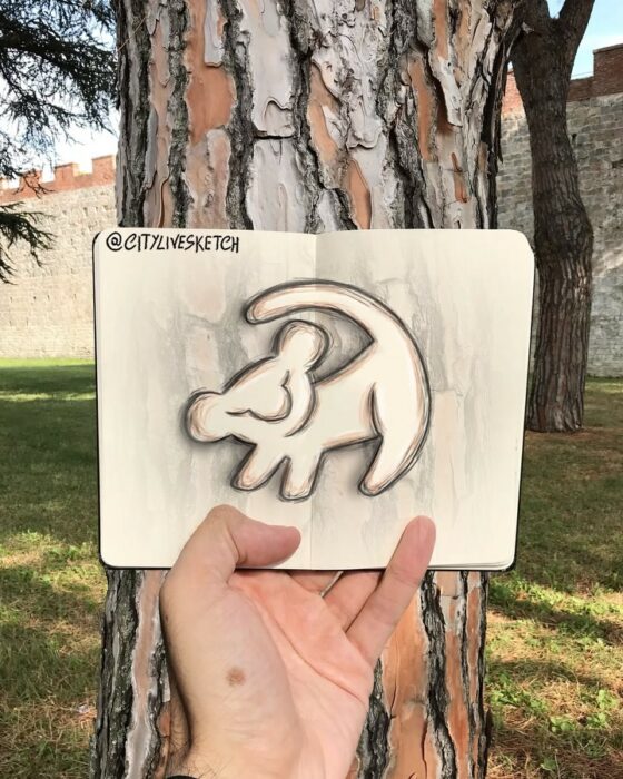 dibujo del rey león sobre una imagen de un tronco de un árbol