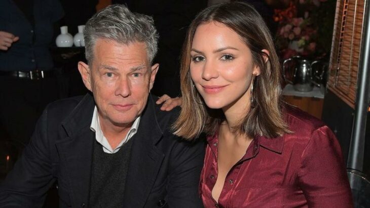 David Foster y Katharine McPhee abrazados mientras están en un restaurante