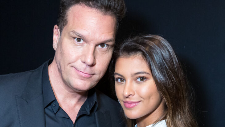 Dane Cook y Kelsi Taylor abrazados y juntos
