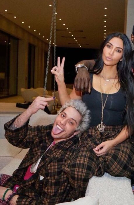 Kim Kardashian posando con Pete Davidson