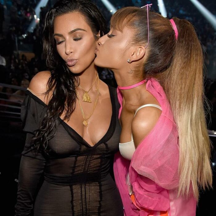 Ariana Grande dando un beso en el cachete a Kim Kardashian