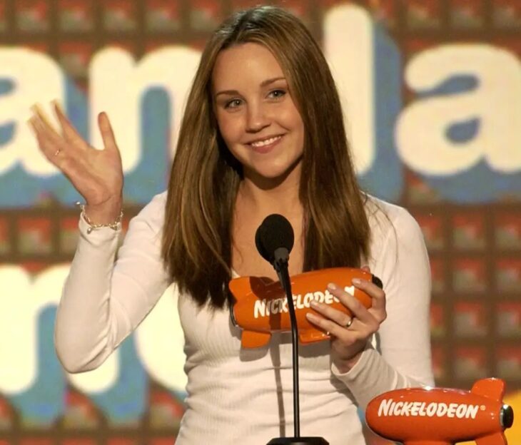 Amanda Bynes siendo premiada por Nickelodeon