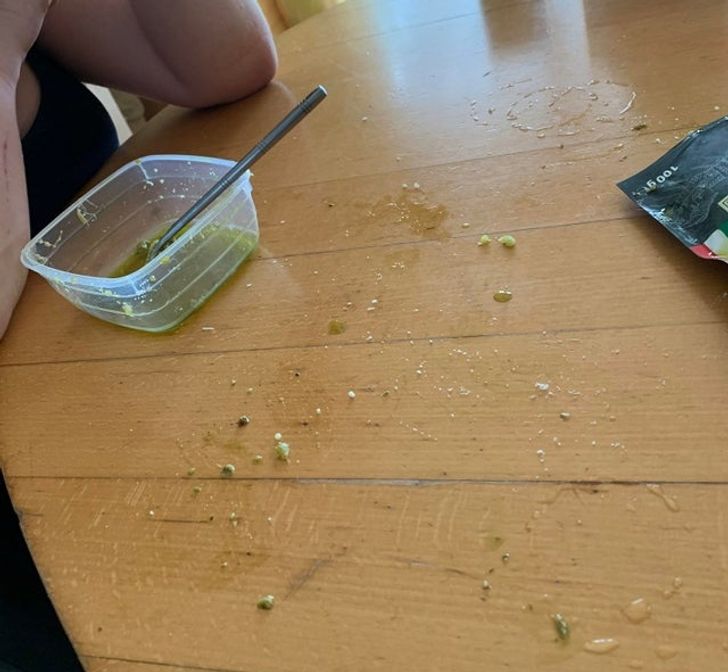 recipiente sobre una mesa con restos de comida encima 