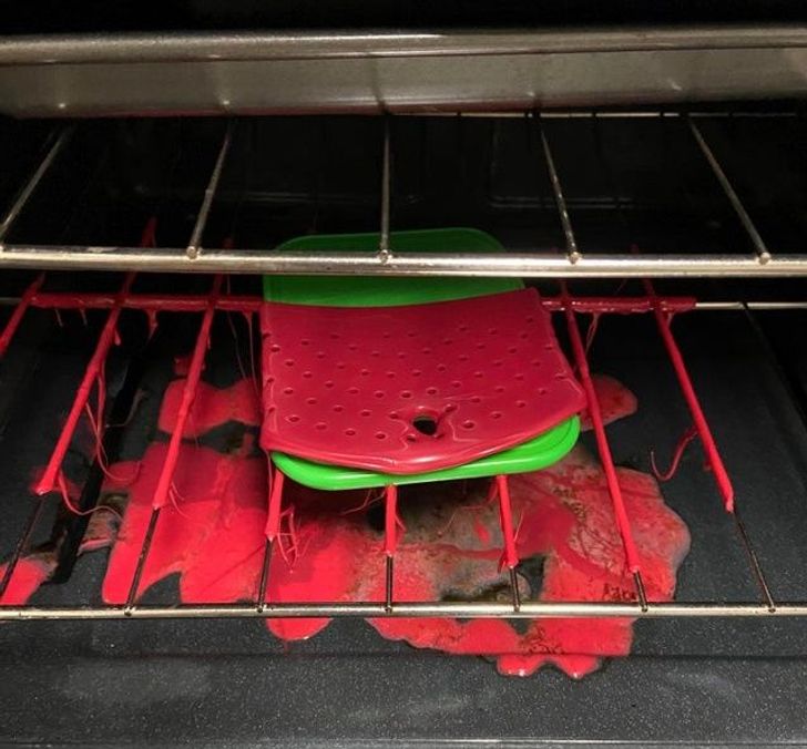 trastes de plástico derretidos dentro de un horno de estufa 