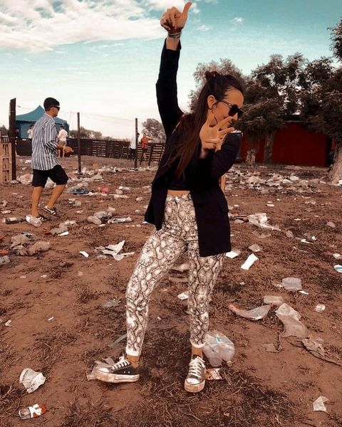 Chica posando para una foto