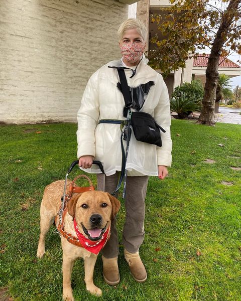 Selma Blair paseando junto a su perro
