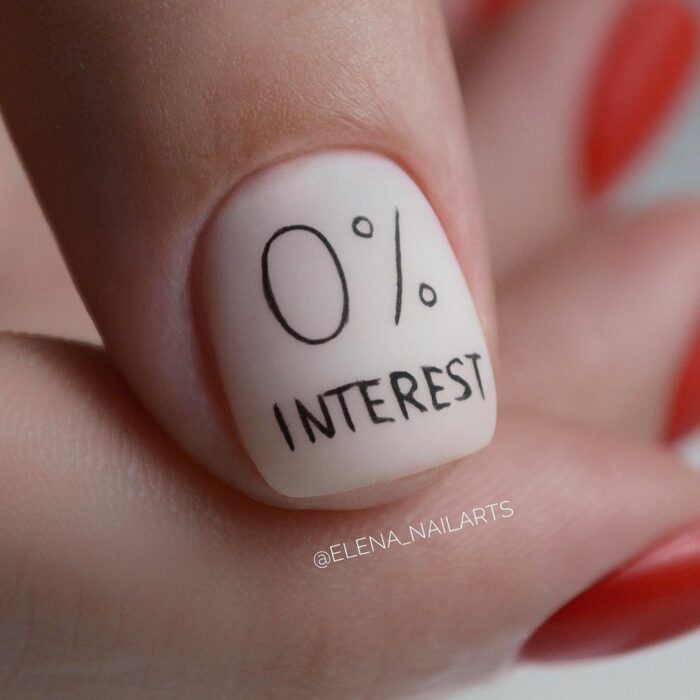 diseño en una uña con el porcentaje de 0% interés