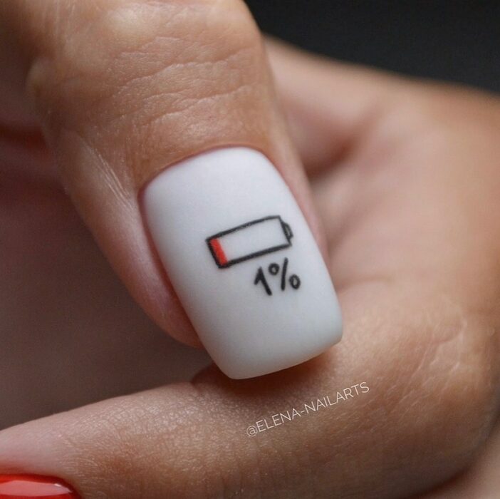 diseño de una uña con el porcentaje de la batería de un celular
