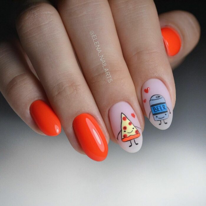 uñas pintadas con el diseño de una pizza y una cerveza