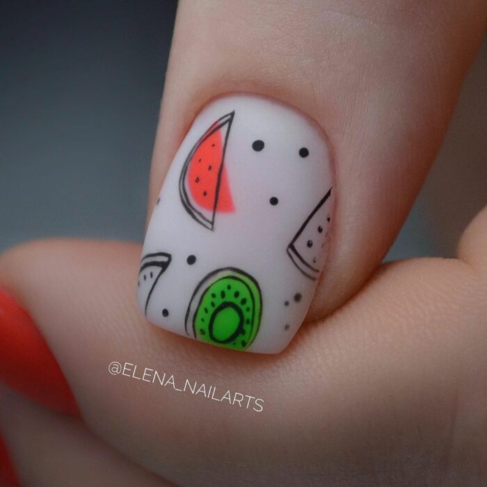 uña con el diseño de unas frutas