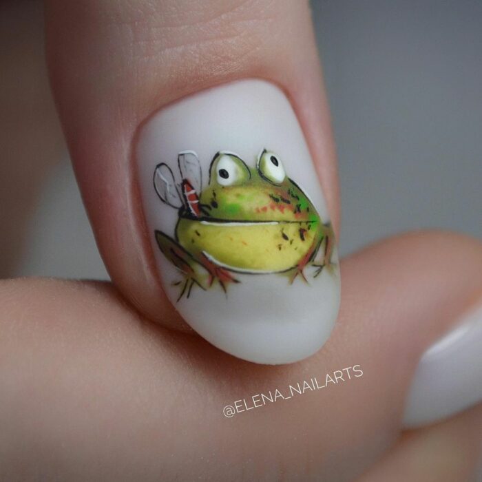 diseño de un sapo sobre una uña