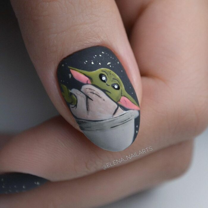 diseño de baby yoda en una uña