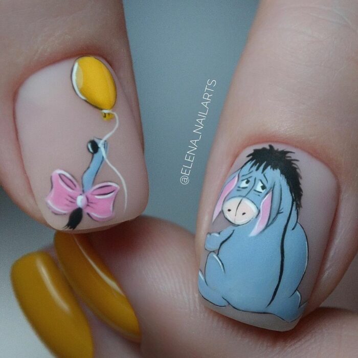 diseño de Igor de Winnie Pooh en unas uñas
