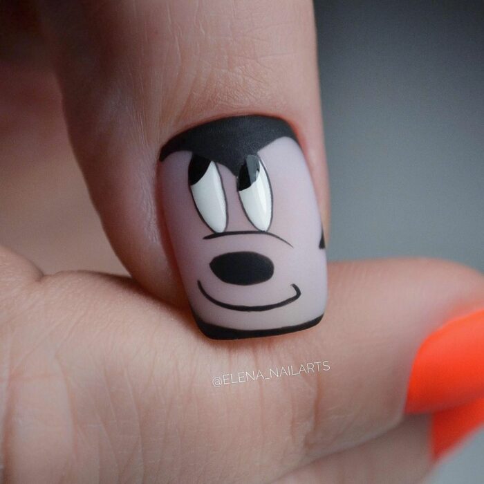cara de mickey mouse sobre una uña