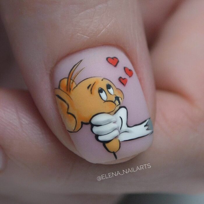 diseño de la mano de tom agarrando a Jerry del cuello en una uña