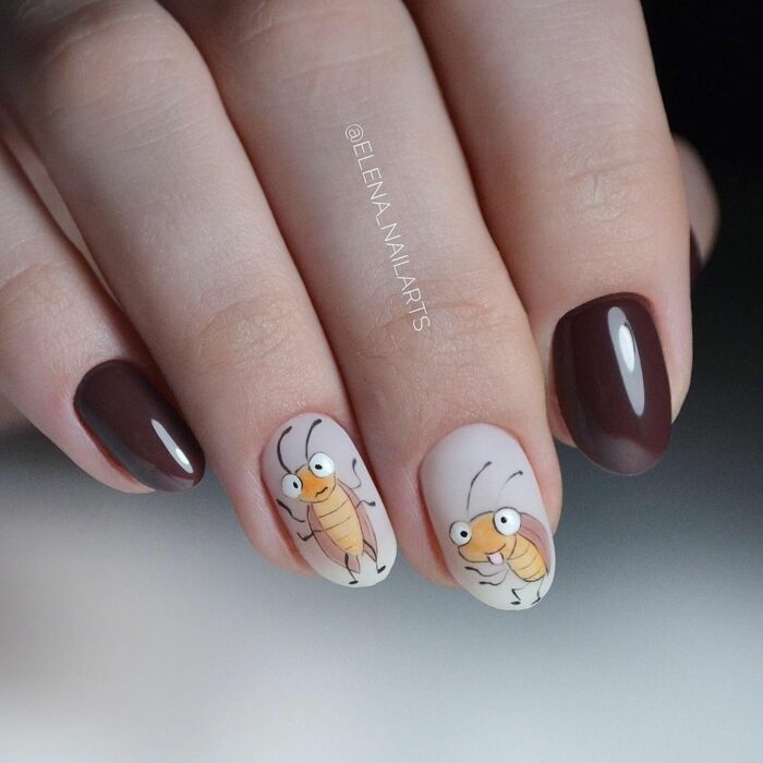 diseño de uñas con el dibujo de una cucaracha