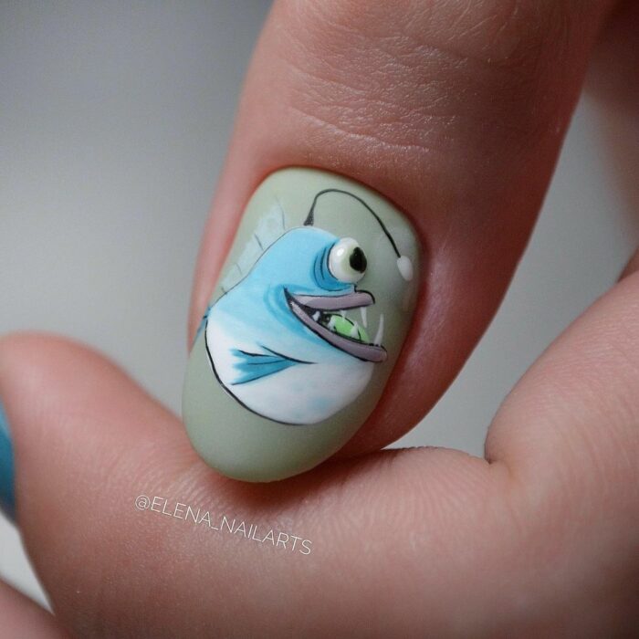 diseño de uñas con el dibujo de un monstruo