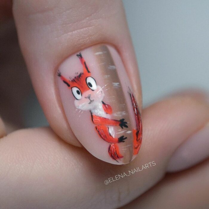 diseño en una uña con una ardilla sorprendida