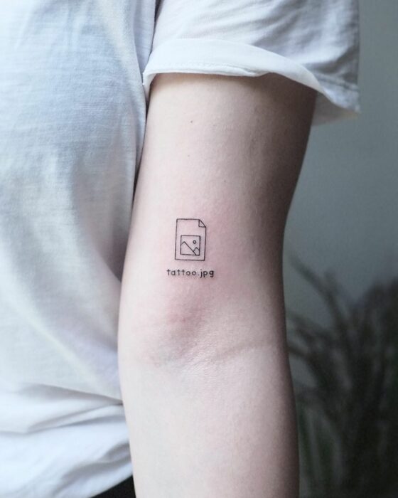 foto de un tatuaje en forma de una imagen en jpg en el brazo de una chica