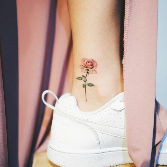 tatuaje de una rosa en el pie de una persona