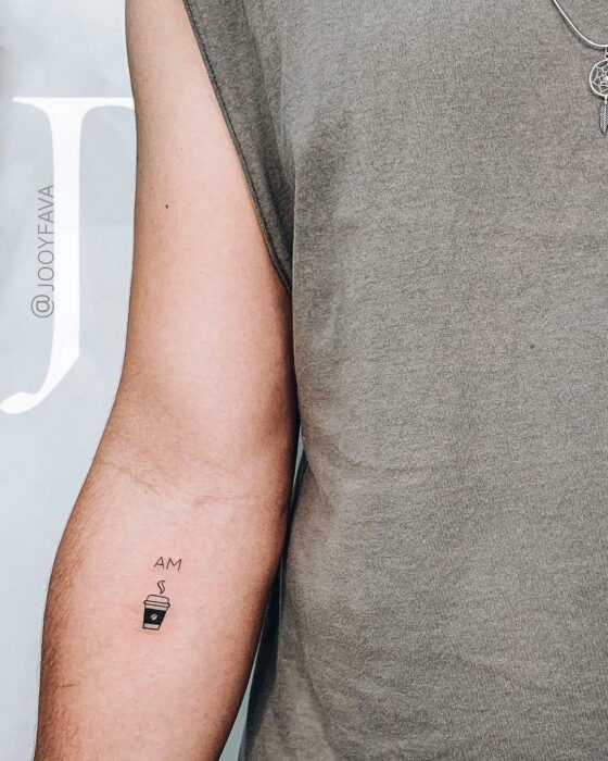 tatuaje de una taza de café en el brazo de un chico