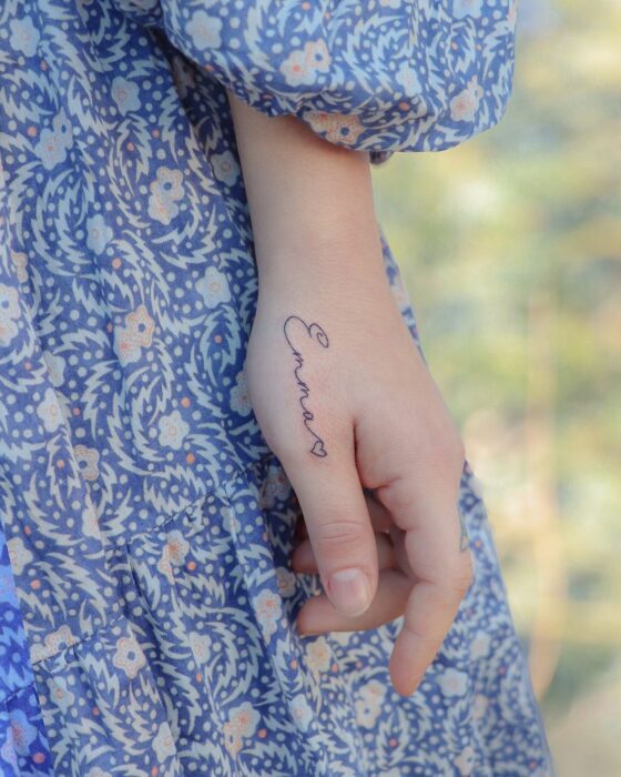 tatuaje del nombre de una persona sobre el dedo de una chica