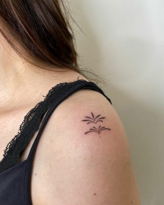 tatuaje de ramas en el hombro de una chica