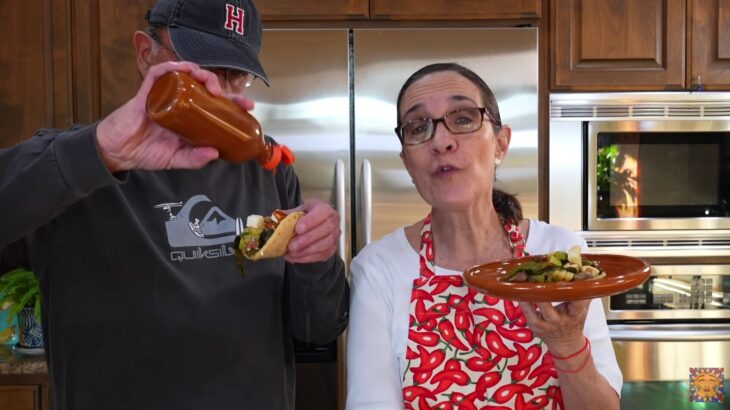 Youtuber Janeth a lado de su esposo comiendo un platillo