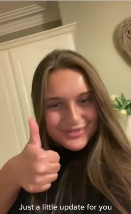 captura del vídeo de una chica levantando su dedo pulgar 