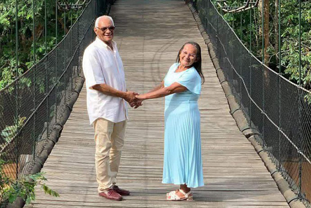 Dira Ferreira y Sebastião Inácio tomados de la mano