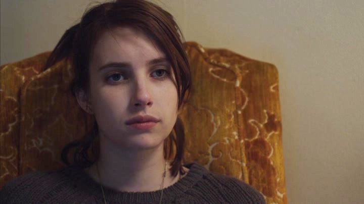 Emma Roberts con cara de disgusto