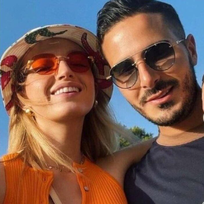 Selfie de Simon Hayut a lado de una chica