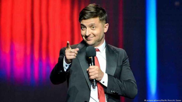 Volodimir Zelensky actuando en televisión