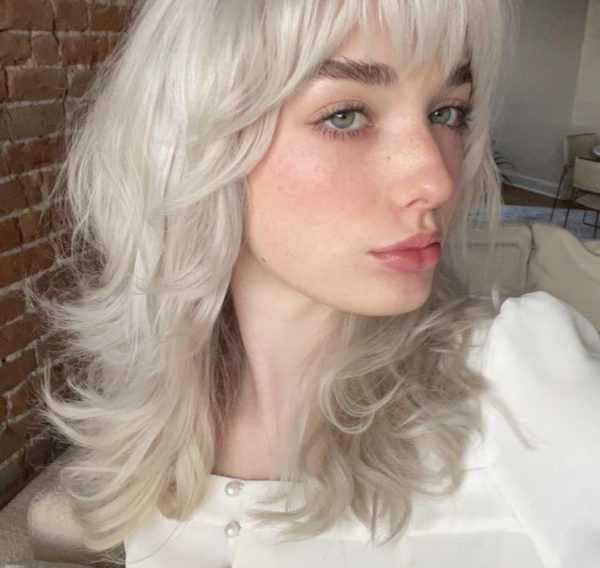 Chica con el cabello estilo grunge inspirado en los 90