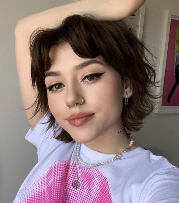 Chica con el cabello estilo grunge inspirado en los 90