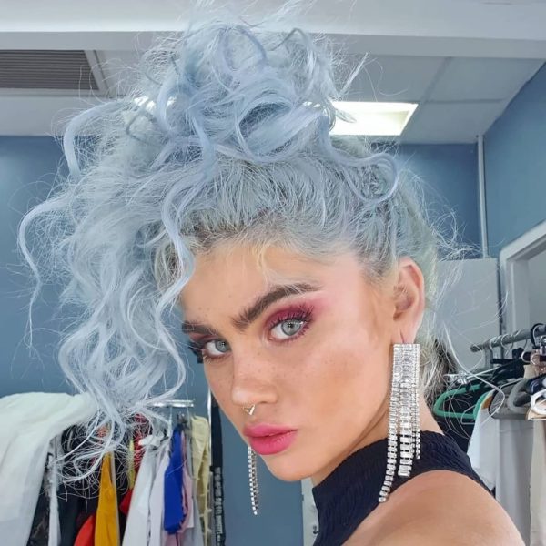Chica con el cabello estilo grunge inspirado en los 90