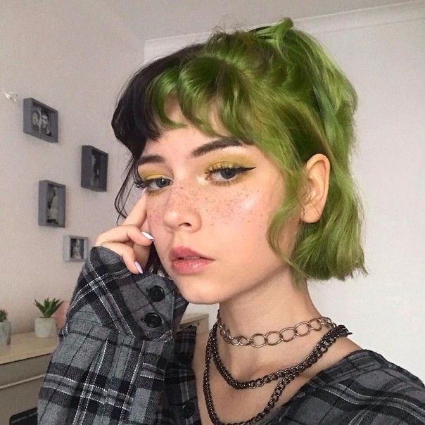 Chica con el cabello estilo grunge inspirado en los 90