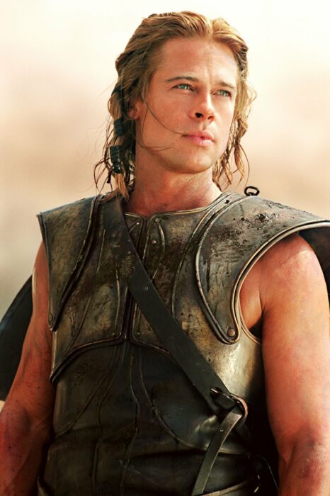 Brad Pitt usando un traje de guerrero en Troya