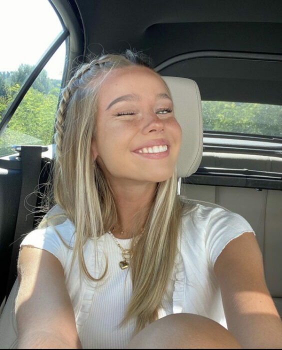 chica con trenzas hacia atrás ;14 Peinados con trencitas al frente para unas fotos aesthetic